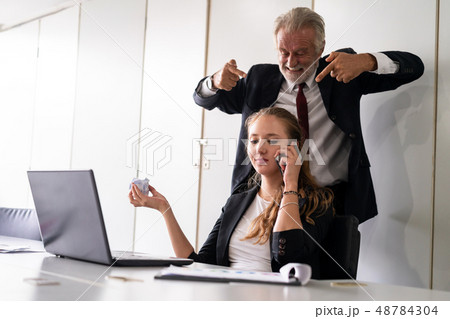Boss feels angry and mad at bad employee. 48784304