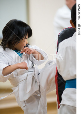 教室で空手を練習している子供たち 教室で空手を練習している子供たち 48784989