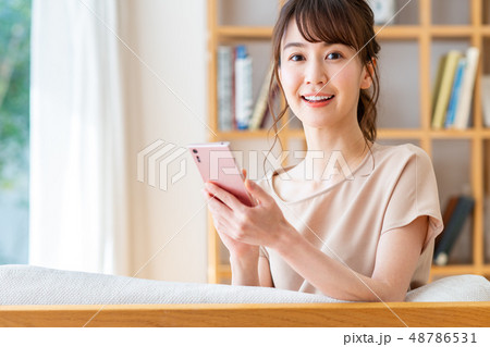 若い女性 スマホ の写真素材