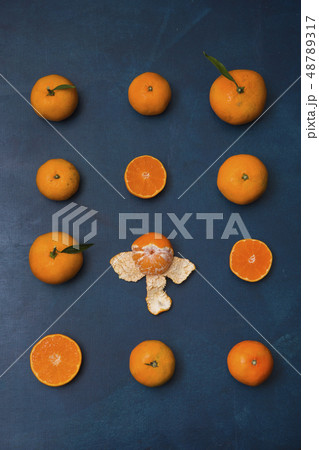 Collections of fresh Tangerines. tangerine slices, juice with leaves. Fruit composition. 093 Collections of fresh Tangerines. tangerine slices, juice with leaves. Fruit composition. 093 48789317