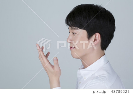 Portrait of attractive young man isolated on gray background 103 48789322