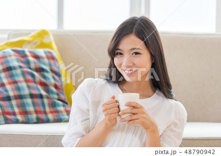 若い女性、ポートレート、コーヒーカップ 48790942