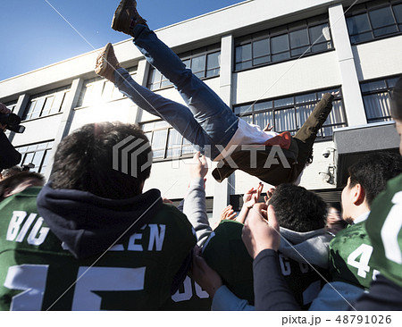 大学の合格発表イメージ（胴上げ） 48791026