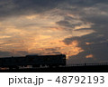 夕焼けと電車のシルエット 48792193