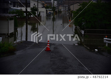 西日本豪雨災害で冠水した道路 48792214