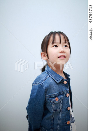 カジュアル 夏服 春服 ワンピース デニム 女の子 日本人 ジャケット 園児 3歳 ファッション の写真素材 48794718 Pixta