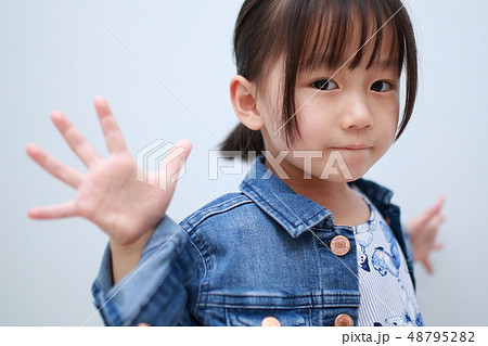 カジュアル 夏服 春服 ワンピース デニム 女の子 日本人 ジャケット 園児 3歳 ファッション の写真素材
