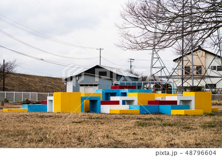 公園　カラフル　ポップ　カラー　遊具　公園遊具　遊び 48796604