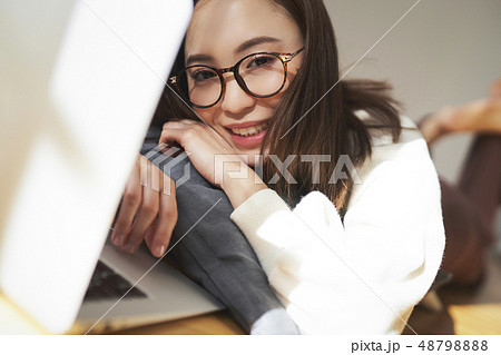美しい女性　ライフスタイルイメージ 48798888