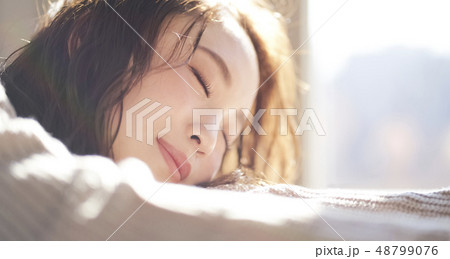 美しい女性　ライフスタイルイメージ 48799076