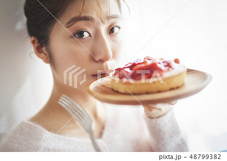 美しい女性　ライフスタイルイメージ 48799382