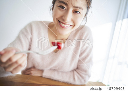 美しい女性　ライフスタイルイメージ 48799403