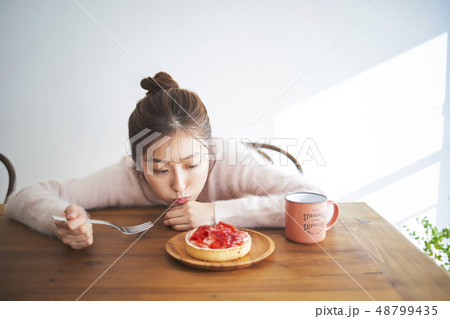 美しい女性　ライフスタイルイメージ 48799435