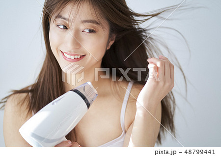 女性　ビューティーイメージ　ヘアスタイル 48799441