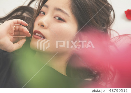 美しい女性　ポートレート 48799512