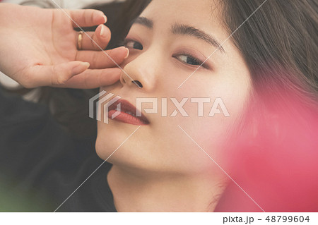 美しい女性　ポートレート 48799604