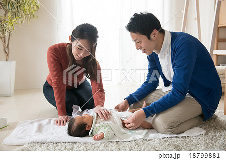 赤ちゃんのオムツ交換をするイクメンパパとママ 48799881