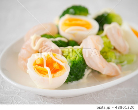 海老とブロッコリー、ゆで卵のサラダ (横位置アップ) 海老とブロッコリー、ゆで卵のサラダ (横位置アップ) 48801320