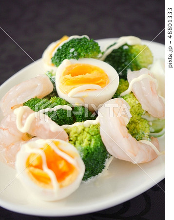 海老とブロッコリー ゆで卵のサラダ 黒背景 アップ の写真素材