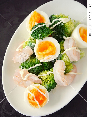 海老とブロッコリー ゆで卵のサラダ 黒背景 ハイアングル の写真素材