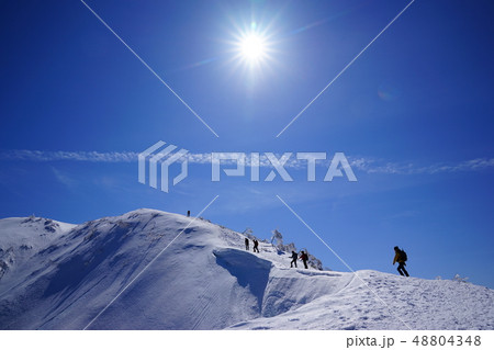 荒島岳稜線を歩く登山者と太陽 48804348