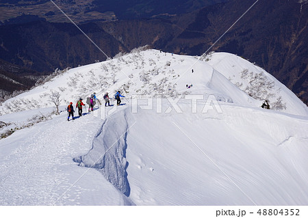荒島岳の稜線を歩く登山者 48804352