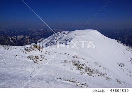 荒島岳山頂から下山方面の尾根 48804359