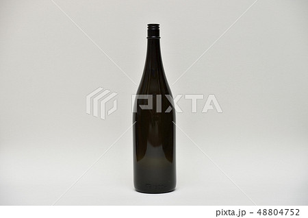 日本酒 黒色の一升瓶 48804752