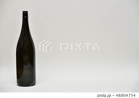 日本酒 黒色の一升瓶 48804754