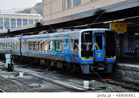 宇和島駅に停車中の特急宇和海（2000系） 48806861