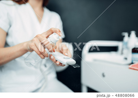 Female beautician hands prepares equipment Female beautician hands prepares equipment 48808066