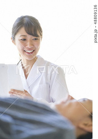 患者と笑顔で会話する白衣の天使女性研修医 48809136