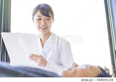 患者と笑顔で会話する白衣の天使女性研修医 48809138