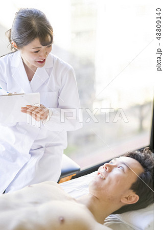 患者と笑顔で会話する白衣の天使女性看護婦 患者と笑顔で会話する白衣の天使女性看護婦 48809140