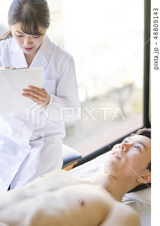 患者と笑顔で会話する白衣の天使女性研修医 48809143