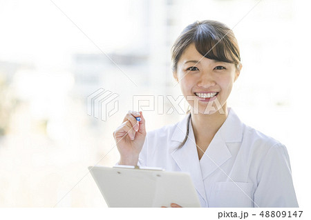 笑顔が可愛い白衣の天使女性看護師 48809147