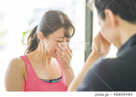ダイエットの目標を達成しパーソナルトレーナーの前で泣いてしまう可愛い女性 48809484