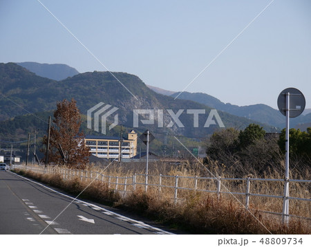3月の石灰採掘跡の残る山全景 48809734
