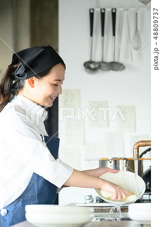 キッチン　レストラン　女性 48809737
