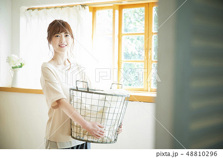 洗濯物を持つ女性 48810296