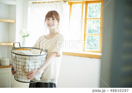 洗濯物を持つ女性 洗濯物を持つ女性 48810297
