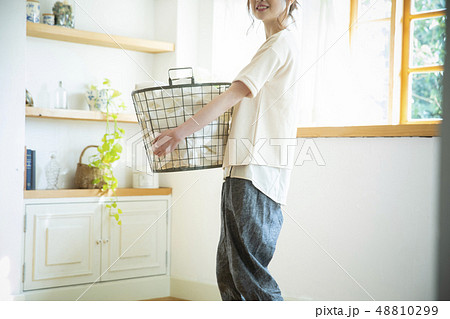 洗濯物を持つ女性 洗濯物を持つ女性 48810299
