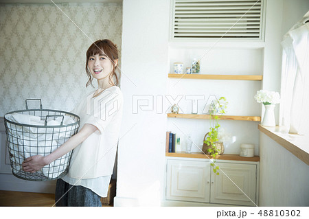 洗濯物を持つ女性 48810302