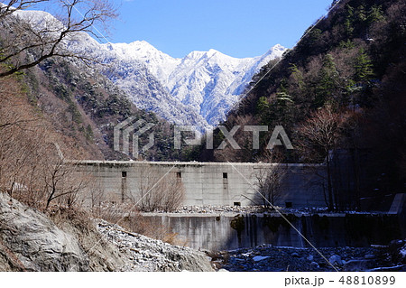 戸台河原の堰堤と甲斐駒ヶ岳 48810899