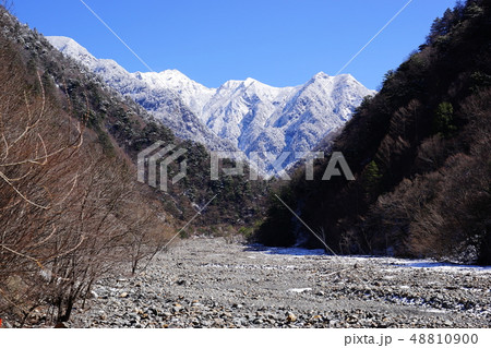 戸台河原からの甲斐駒ヶ岳と駒津峰と双児山 48810900