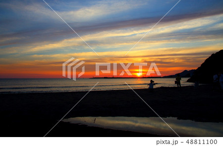 島根県稲佐の浜にて夏の海と夕焼け 48811100