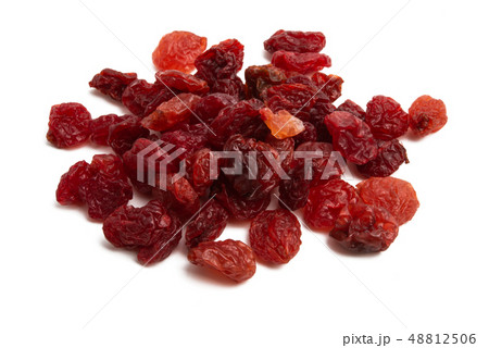 red raisins isolated 48812506