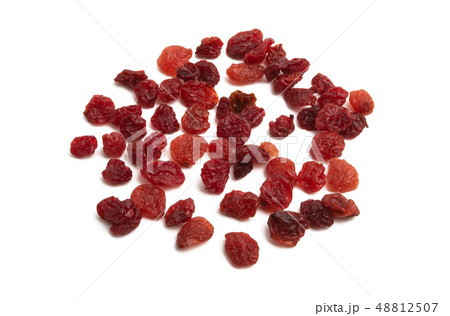 red raisins isolated 48812507
