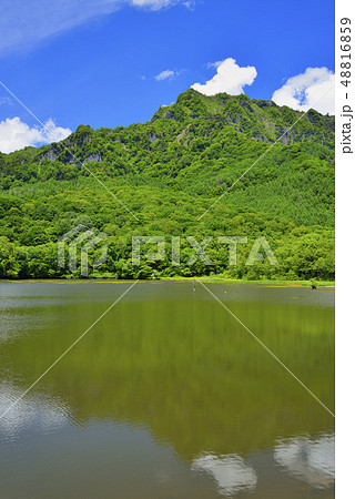 戸隠山と鏡池 48816859