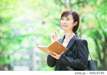 オフィス街 スーツの女性 オフィスレディ OL ビジネス スーツ ポートレート リクルート オフィス街 スーツの女性 オフィスレディ OL ビジネス スーツ ポートレート リクルート 48818780